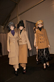 Louis_Vuitton_Fall_2012_Backstage_SQG0w_DTeu_CCx.jpg