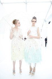 th_Louis_Vuitton_Spring_2012_Backstage_ar_K_v7_HM1vox.jpg