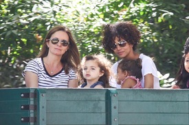 HalleBerryanddaughterNahlahadafun4thofJulyatGriffithParkinLosAngeles_09.jpg