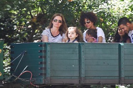 HalleBerryanddaughterNahlahadafun4thofJulyatGriffithParkinLosAngeles_10.jpg