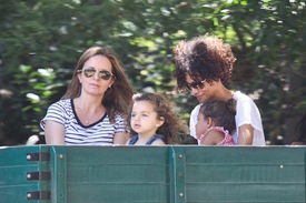 HalleBerryanddaughterNahlahadafun4thofJulyatGriffithParkinLosAngeles_11.jpg