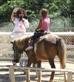 HalleBerryanddaughterNahlahadafun4thofJulyatGriffithParkinLosAngeles_14.jpg