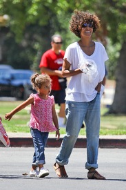 HalleBerryanddaughterNahlahadafun4thofJulyatGriffithParkinLosAngeles_23.jpg