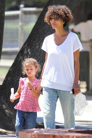 HalleBerryanddaughterNahlahadafun4thofJulyatGriffithParkinLosAngeles_24.jpg