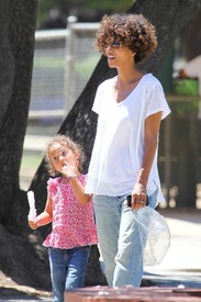 HalleBerryanddaughterNahlahadafun4thofJulyatGriffithParkinLosAngeles_25.jpg