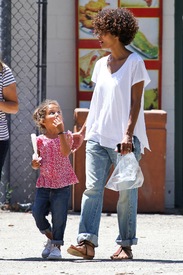 HalleBerryanddaughterNahlahadafun4thofJulyatGriffithParkinLosAngeles_26.jpg