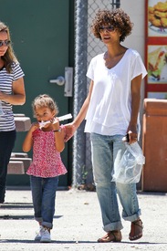 HalleBerryanddaughterNahlahadafun4thofJulyatGriffithParkinLosAngeles_27.jpg