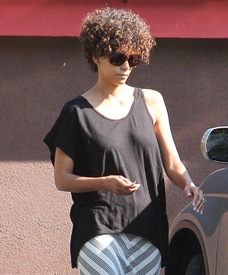 HalleBerryoutinLosAngeles11.7.2012_11.jpg