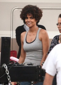 HalleBerryonsetofTheHiveinSouthCentral19.7.2012_31.jpg