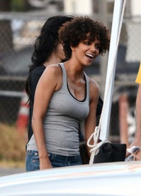 HalleBerryonsetofTheHiveinSouthCentral19.7.2012_32.jpg