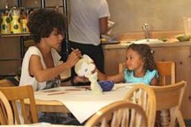 th_HalleBerrytakesherdaughtertoColorBeMineinBeverlyHills24.7.2012_03.jpg