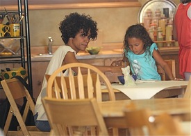 HalleBerrytakesherdaughtertoColorBeMineinBeverlyHills24.7.2012_07.jpg