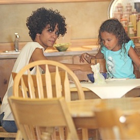 HalleBerrytakesherdaughtertoColorBeMineinBeverlyHills24.7.2012_08.jpg