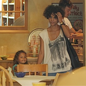 HalleBerrytakesherdaughtertoColorBeMineinBeverlyHills24.7.2012_11.jpg