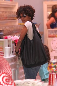 HalleBerrytakesNahlatoacandystoreinL.A.24.7.2012_01.jpg