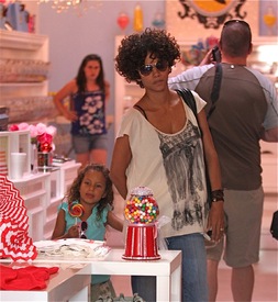 HalleBerrytakesNahlatoacandystoreinL.A.24.7.2012_04.jpg