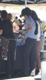 Halle Berry picking up her lunch on the set of The Hive 27.7.2012_01.jpg