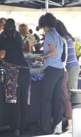 Halle Berry picking up her lunch on the set of The Hive 27.7.2012_02.jpg