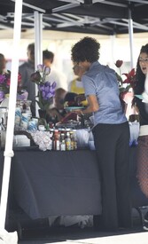 Halle Berry picking up her lunch on the set of The Hive 27.7.2012_05.jpg