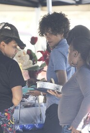 Halle Berry picking up her lunch on the set of The Hive 27.7.2012_06.jpg