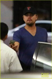 leonardo-dicaprio-thumbs-up-after-toni-g.jpg