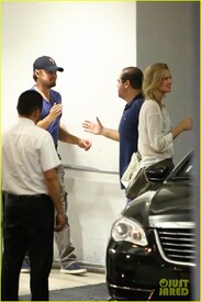 002_leonardo-dicaprio-thumbs-up-after-toni-g.jpg