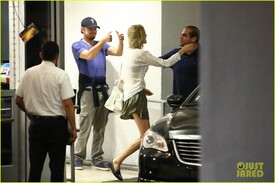 006_leonardo-dicaprio-thumbs-up-after-toni-g.jpg