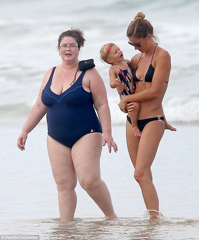 Семейное толстая жена. Толстая и худая в купальнике. Пожилые женщины в купальниках. Толстушка и худая в купальниках. Толстая пара в купальниках.
