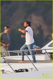 leonardo-dicaprio-wants-autographed-pic-.jpg