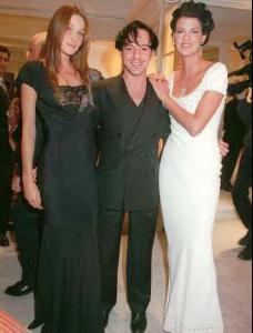 432933-john-galliano-entoure-de-carla-bruni-637x0-2.jpg