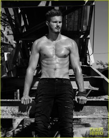 alexander-ludwig-flaunt-shirtless-underwear-03.jpg