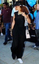 Rihanna-in-Black-Dress--01-662x1075.jpg