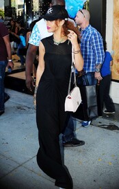 Rihanna-in-Black-Dress--07-662x1044.jpg