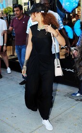 Rihanna-in-Black-Dress--35-662x1065.jpg