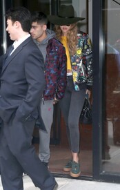 Gigi Hadid Zayn Malik Out NYC Y7H9azGsQVQx.jpg