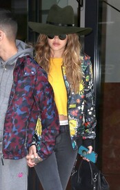 Gigi Hadid Zayn Malik Out NYC COgogHTQJ98x.jpg