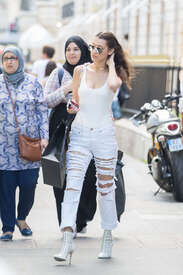 Bella-Hadid-in-Ripped-Jeans--07.jpg