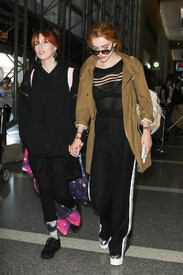 Bella Thorne is seen at LAX JmpjSJVQdAFx.jpg