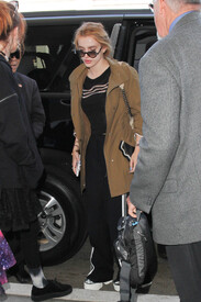 Bella Thorne is seen at LAX 6zTk1ysRfuRx.jpg