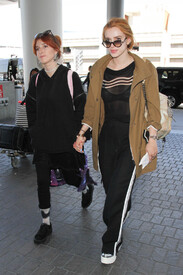 Bella Thorne is seen at LAX _xm8he5vEPpx.jpg