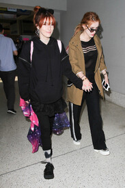 Bella Thorne is seen at LAX TY-zNg293XVx.jpg