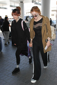 Bella Thorne is seen at LAX pqsH-Xo5mTGx.jpg