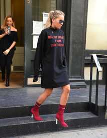 88665254_rita_ora_makes_a_fashion_stat.jpg