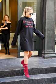 88665251_rita_ora_makes_a_fashion_stat.jpg