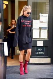 88665246_rita_ora_makes_a_fashion_stat.jpg