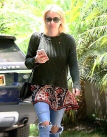 Emma Roberts House Hunts In BH WWR-xZc2wzyx.jpg