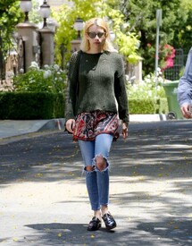 Emma Roberts House Hunts In BH 8DItBNYFyfGx.jpg