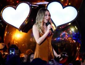 Alycia_Debnam-Carey___MTV_Fandom_Awards_in_San_Diego_July_21-2016_17.jpg