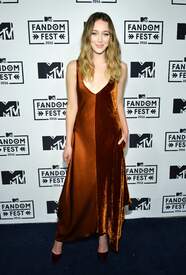 Alycia_Debnam-Carey___MTV_Fandom_Awards_in_San_Diego_July_21-2016_18.jpg