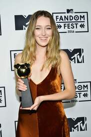 Alycia_Debnam-Carey___MTV_Fandom_Awards_in_San_Diego_July_21-2016_25.jpg